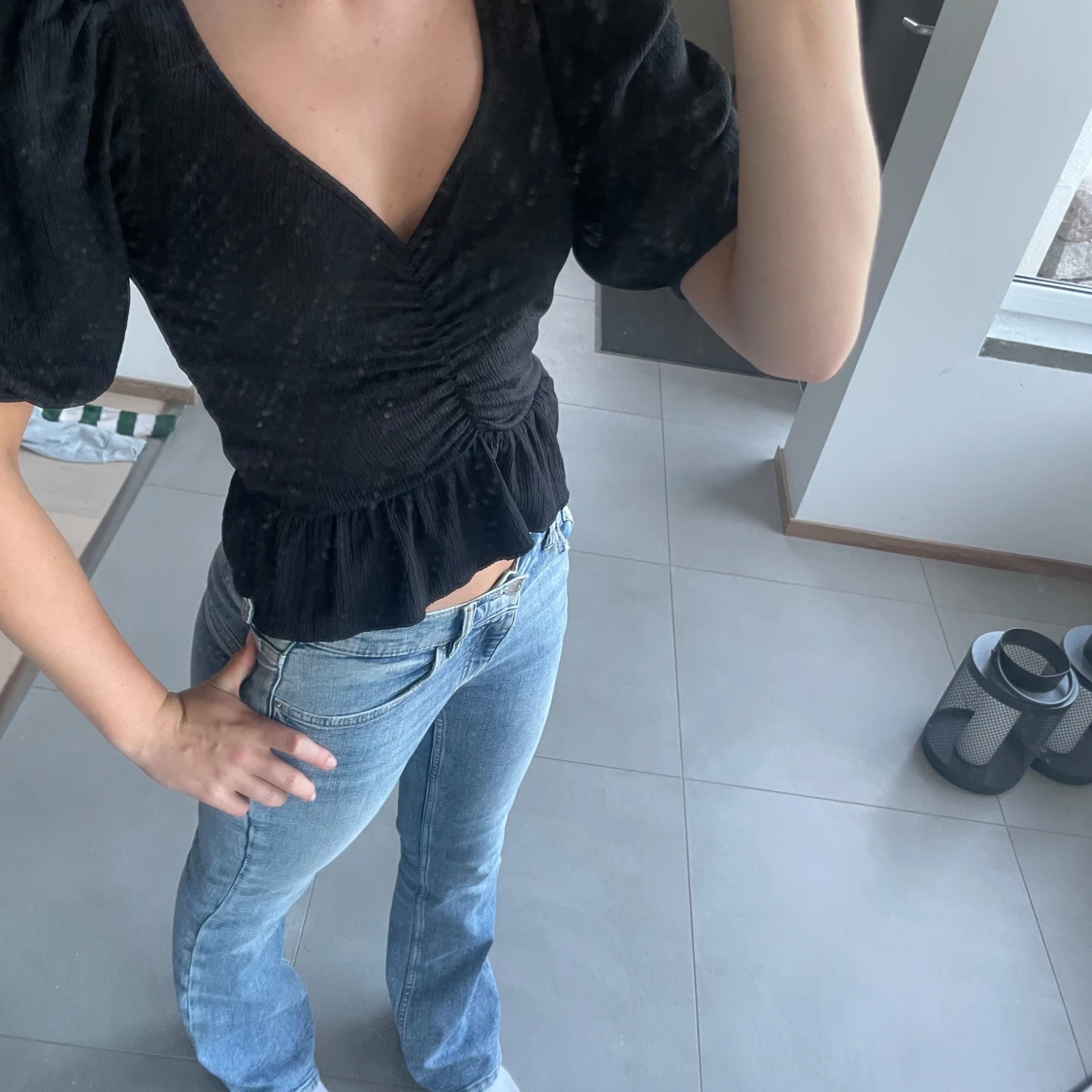 Svart blus med volang och puffärm XS