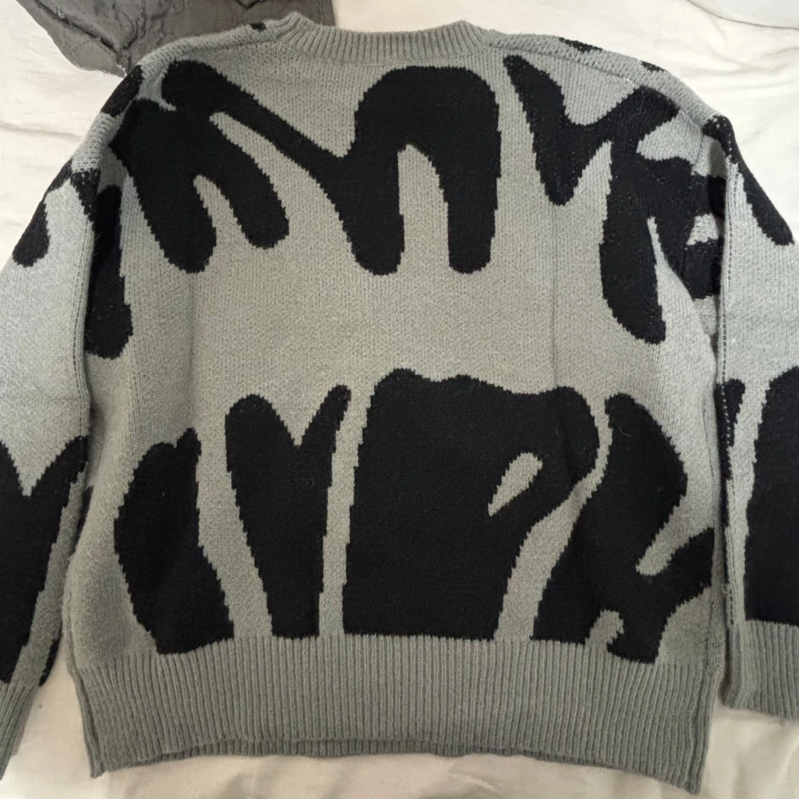 Grå stickad tröja - 1