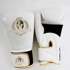 Vita boxningshandskar från NoLimits - Snygga boxningshandskar i vitt med gulddetaljer och svart inslag från NoLimits. Handskarna har ett coolt hjälm-motiv och logga på ovansidan samt kardborreknäppning för enkel användning. Perfekta för dig som vill sticka ut på träningen.