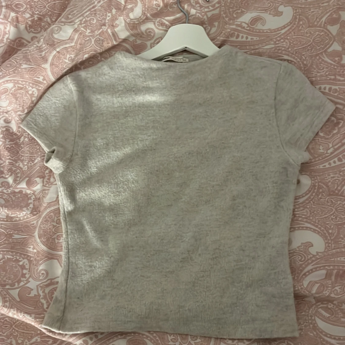 Ljusgrå kortärmad topp