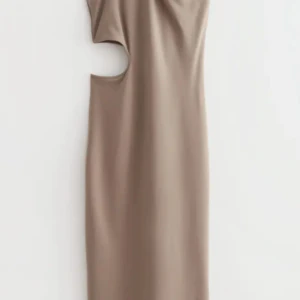 Beige cut out klänning &otherstories - Snygg beige långklänning från &otherstories med cut out-detalj vid midjan. Ärmlös och figurnära modell i stretchigt material som sitter tight och framhäver siluetten. 