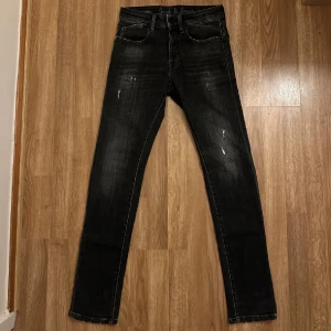 Svarta jeans med slitningar från Jack & Jones - Snygga svarta jeans med slitning från Jack & Jones. De har en straight passform och är perfekt för en stilren look. Tveka inte att höra av dig vid eventuella frågor eller funderingar!