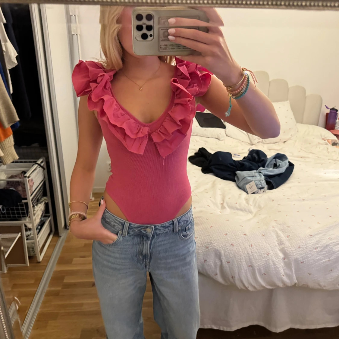 Rosa volangtopp med djup v-ringning - 3