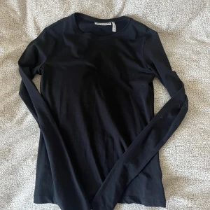 Svart långärmad tröja från Weekday - En svart långärmad tröja från Weekday i mjuk bomull. Enkel och stilren design med rund halsringning och normal passform. bara använd 1 gång 🖤