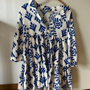 Vit och blå mönstrad klänning Zara - Superfin vit och blå kortklänning från Zara. Perfekt för sommarens alla tillfällen och säljes nu för att jag inte använder den. Endast använd en gång 🦋
