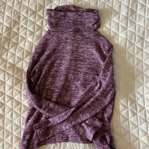 Lila polotröja med spetsrygg Lindex - Lila polotröja från Lindex. Baksidan har en snygg öppen detalj med vit spets.Tröjan har en polokrage som man själv kan vika ned. Pris går att diskutera🥰