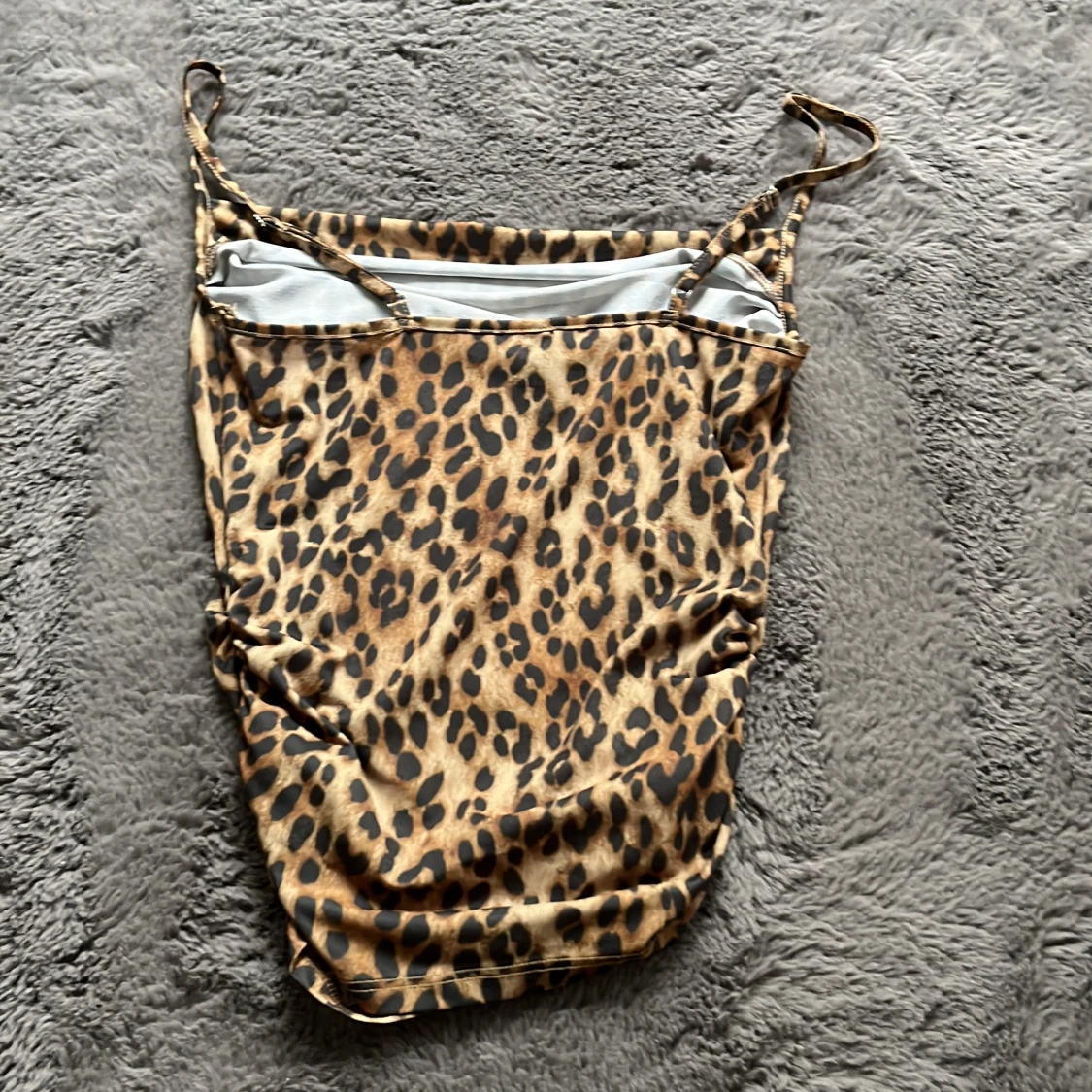 Leopardmönstrad linnetopp Divided - 1