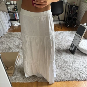 Vit långkjol från Stradivarius XS - Superfin vit långkjol från Stradivarius i storlek XS. En otroligt skön långkjol som tyvärr inte kommit till användning. Kjolen är i storlek xs och är något lång till mig som är 161 cm lång, men längden kan ju justeras genom att placera den längre upp eller lägre ned på höfterna. Kjolen är så gott som ny och inga defekter förekommer🤗🤗🤗