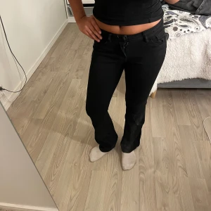 Svarta bootcut jeans  - Säljer ett par svarta jeans från Lindex i storlek 152. Säljer dem för att dem är för små för mig. Nypris: 400kr                                                                     Pris kan diskuteras! 💕