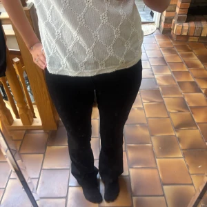 Lågmidjade Nelly jeans  - Köpte dom, tog av prislappen och insåg att de var för små. Prislappen finns kvar och den kommer på sidan! Kan skicka ”bevis” om någon vill se! Mycket snygga lågmidjade jeans med detaljer på bakfickan! Nypris: 700☺️