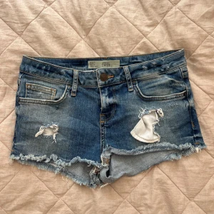 Jeans shorts  - Säljer skitsnygga Low waist jeans shorts då jag har för många. Storlek s💗