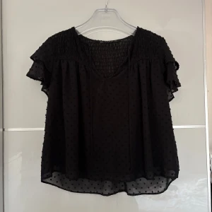 Svart blus  - Svart blus ifrån Zara i storlek xs 