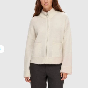 Stickad jacka - Super fin stickad kofta från selected!! Köpt för 1200🩷