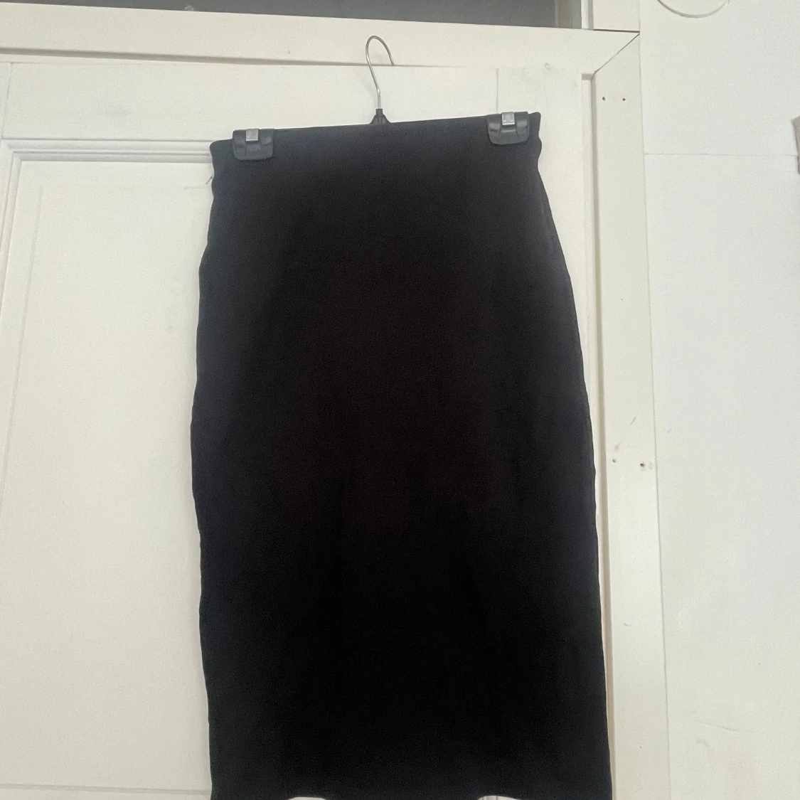 Svart knäkjol från KappAhl, stl 36 - 1