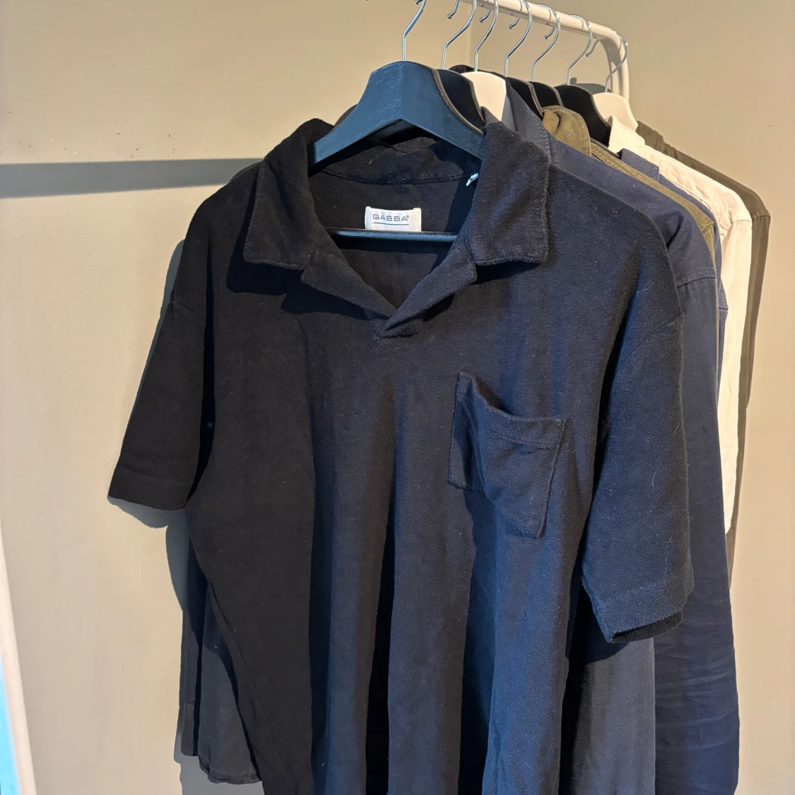 Svart pikétröja från Gabba