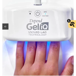 Depend Gel iQ Mini LedLamp - Depend Gel iQ Mini LedLamp är en kompakt och smidig UV/LED-lampa i vit plast, perfekt för att härda gelnagellack hemma. Lampan har timerfunktion på 30 och 60 sekunder och blått LED-ljus för snabb och enkel manikyr. Passar för hela handen och är lätt att använda.