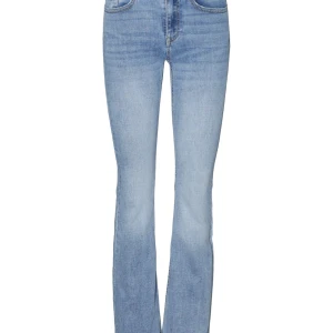 Ljusblå bootcut jeans - Mid waist bootcut jeans från veromoda 💓 Säljer då de är för långa för mig, jag är 163cm 🤍 nypris är 550kr✌🏼Vid intresse skicka ett dm om mer detaljerade bilder 🌟