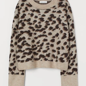 leopard kofta - så snygg och trendig lite noppig men kan tas bort enkelt med en noppbortagare har ingen lapp där bak men chansar på storlek xs-s ❤️