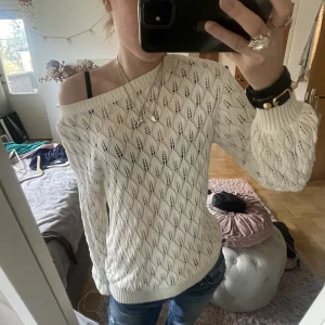Vit stickad tröja  - Smått genomskinlig stickad tröja med fint mönster. Oneshoulder, fast går att ha som vanligt också. Jättefint skick! 