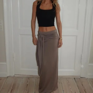 Maxikjol med Knut - Jag är 170 cm och den går hela vägen ner på mig. Färg Taupe. Töjbar så passar flera olika storlekar. Helt ny men kommer inte till användning. 