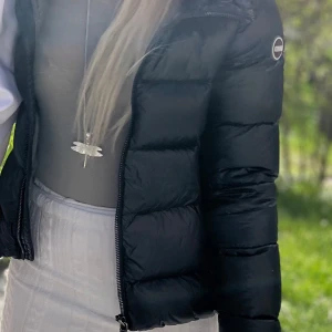Svart Colmar jacka  - Säljer en svart dunjacka från Colmar. Köpte förra vintern och varan är i fint skicka. Skriv för fler bilder eller andra frågor. Pris kan diskuteras vid snabb köp. Kan vem mötas upp i Stockholm 💗💗