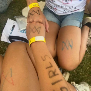 Söker vilken marcus och martinus merch som hest i storlek S eller 170 i barnstorlek - Spelar ingen roll