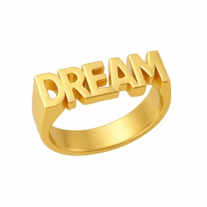 Guldfärgad ring med texten DREAM - Cool ring i guldfärgad metall med texten DREAM i stora bokstäver. Perfekt statement piece för dig som vill sticka ut och sprida positiva vibes. Ringen har en modern och stilren design som passar till många olika looks.
