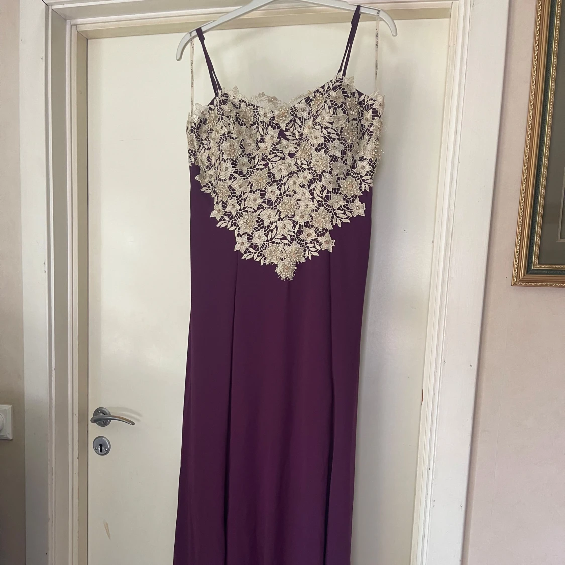 Lång lila klänning med spetsdetaljer - 1