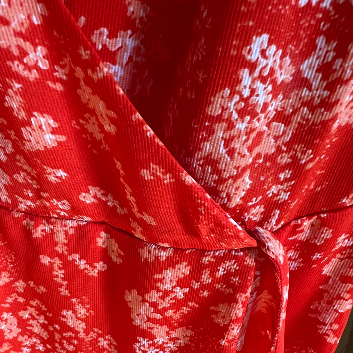 Röd blommig omlottklänning Soaked in Luxury - 3