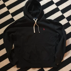 Ralph Lauren Svart - Nu säljer jag min fina Ralph Lauren hoodie då den inte kommit till användning på de senaste. Tröjan är i väldigt fint skick och är sparsamt använd. Nypriset på denna hoodie är runt 2499kr. Mitt pris är 799. Skicket är 9/10. Kan gå ner vid en snabb affär;)