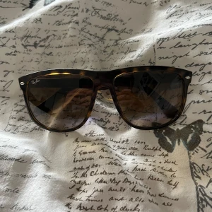 Ray-Ban Boyfriend solglasögon  - Säljer ett par sköna RB4147 brillor! | Mycket fint skick på glaset och ramen! | Utan fodral! | Ställ gärna frågor innan du köper!