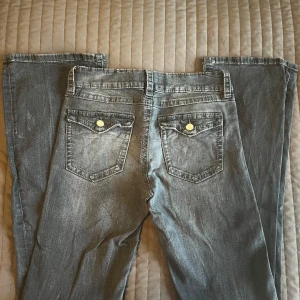 Svarta bootcut jeans Gina Tricot - Snygga svarta jeans från Gina Tricot med bootcut-modell och fickor. Jeansen har en rak passform över låren och lätt utsvängda ben. (Står att det är storlek 170 men passar som XS/S) .