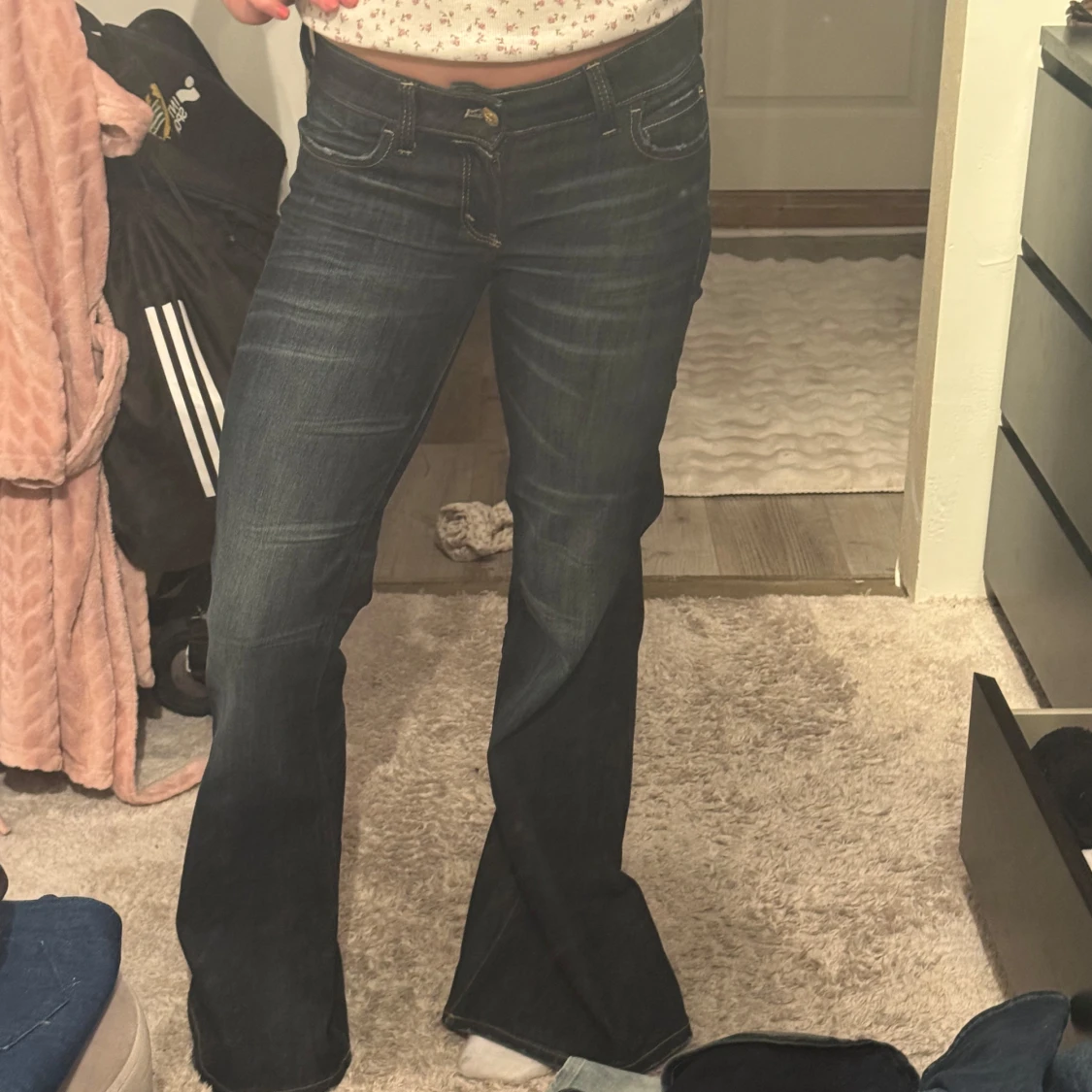 Mörkblå bootcut jeans med rosa detalj