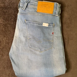 Ljusblå Replay Anbass slimfit herrjeans Powerstretch  - Säljer nu ett par riktigt snygga Replay Anbass slimfit herrjeans i superskönt Powerstretch material | skick 10/10, helt nya med alla tags kvar | W34 L36 | skriv vid frågor!