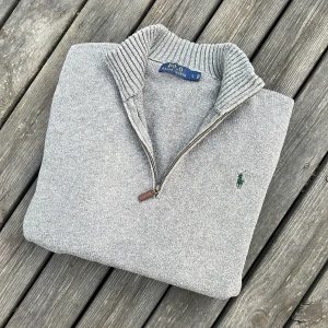 Ralph lauren quater zip up kofta - Fint skick utan hål eller fläckar. Står storlek L men passar mer som S/M eller 175-180cm