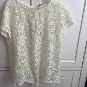 Vit spetsblus med kort ärm - Superfin vit blus i spets med korta ärmar och rund hals. Har köpt den från Sellpy för 150 kr. Har aldrig använt den.