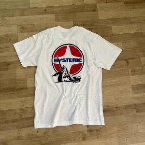 Supreme Hysteric Tshirt - Fet Supreme och Hysteric Glamour collab, Storlek S men passar M också. Ny