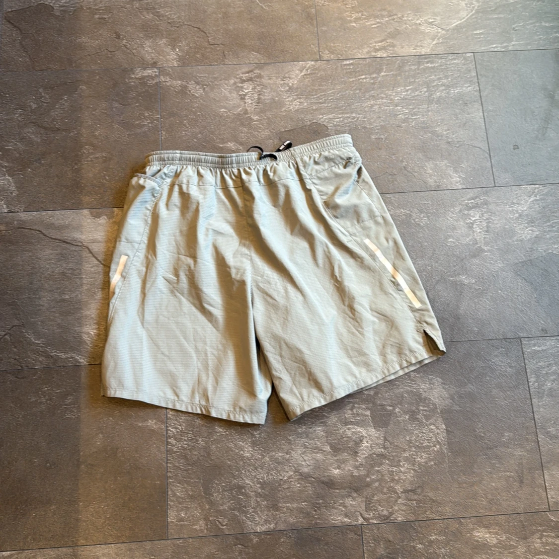 Nike ljusgrå träningsshorts  - 1