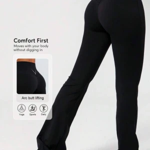 Svarta bootcut leggings med hög midja - Snygga svarta leggings med bootcut och som formar och lyfter. Stretchigt material som sitter skönt och följer kroppen, perfekt för yoga eller träning. Enkel och stilren design utan synliga detaljer. Jag är 170 och den är mer till fötterna på mig men hade nog föredragit lite längre. Den är endast testad.