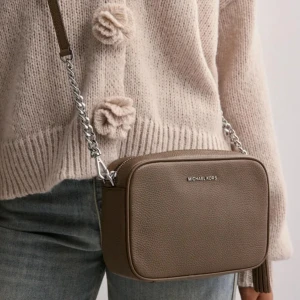 Michael kors väska  - Säljer denna bruna MK väskan som köptes på Nelly för ett tag sen för 1400 kr, självklart äkta. Använd en gång och modellen heter ”MD camera bag” 🥰 kom privat för egna bilder!! Obs jag reser bort 4/8 i 10 dagar så köp innan dess 