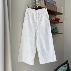 Vida byxor  - Cremefärgade byxor från Monki i tjockare bomullsmaterial. Fint skick!