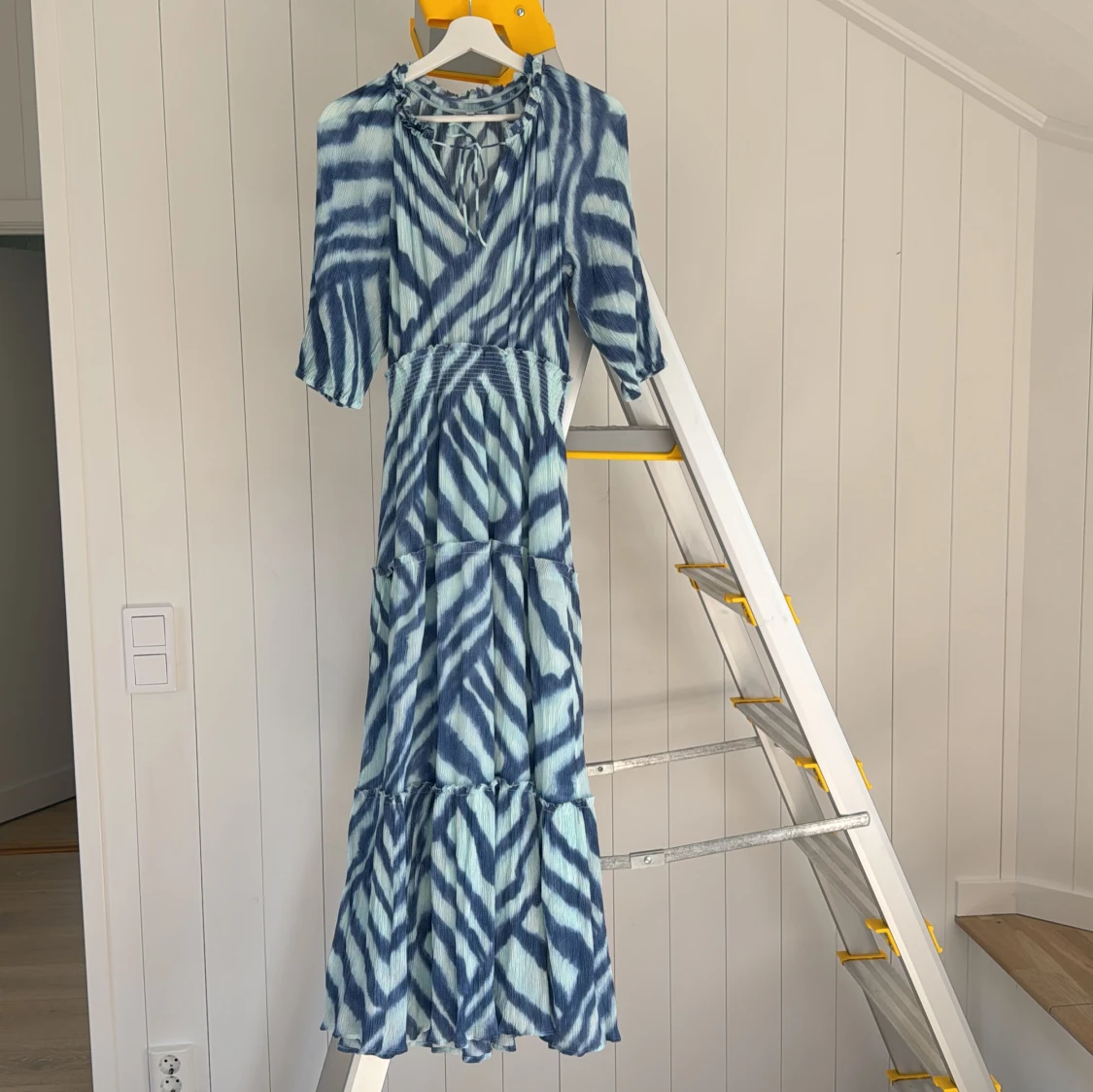 Blåvit långklänning från Rails