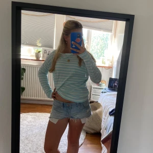 Randig ljusblå tröja från Boomerang - Supersöt långärmad tröja från Boomerang i ljusblått och vitt randigt. Storleken på tröjan är xs men eftersom den är mer avslappnad passform passar den även s och m.🌸🥰