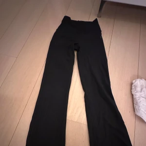 Svarta bootcut byxor från Oysho XS - Svarta byxor från Oysho i storlek XS. De har en bootcut-modell med utsvängda ben och är tillverkade i ett mjukt och stretchigt material. Dessa leggings är normala i storleken men lite för korta för mig som är 182cm. Om man tycker att dem är för highwaist kan man vika ner dem som yoga pants. Nypris: 400kr   Säljer för: 160kr
