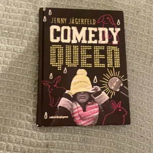 Comedy Queen - En gripande och humoristisk bok om Sasha som vill bli Comedy Queen! Med färgglada illustrationer, listor och mycket känsla bjuder boken på både skratt och allvar. Perfekt för unga som gillar berättelser om livet, vänskap och att våga vara sig själv. 