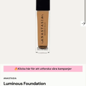 Anastasia Luminous Foundation 345C - Luminous Foundation från Anastasia Beverly Hills i nyansen 345C. Kommer i en snygg glasflaska med svart lock och tydlig logga. Ger en glowig finish och har en medium till varm beige ton. Perfekt för dig som vill ha en naturlig lyster i basen.