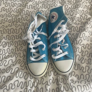 converse all star high  - Jätte fina och använd fåtal gånger men det finns fläckar på skosnöret men det går lätt att byta!