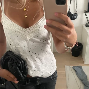 Prickig topp - En prickig topp i mycket skönt material som passar både i finare tillfällen men även att bara ta det lugnt i. I storlek XS