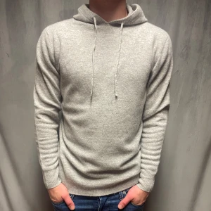 Kashmir/Merino hoodie - En stilren ljusgrå Kashmir/Merino hoodie! Storlek M! Modellen är 177cm lång, passar längre! Endast testad, därför skick 10/10, inga defekter alls! Hör av dig vid frågor!🌟