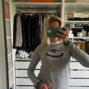 Tröja med tryck - Unik tröja med spets krage och tryck. 